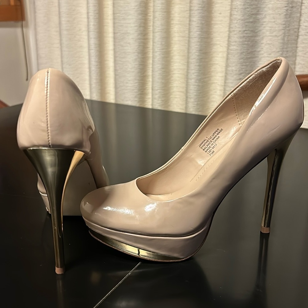 Nine West taupe and gold patent leather platform heels